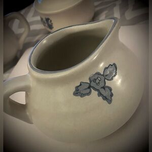 Vintage Pfaltzgraff Yorktowne gravy boat 
Blue Floral (No chips or cracks) 414 Y